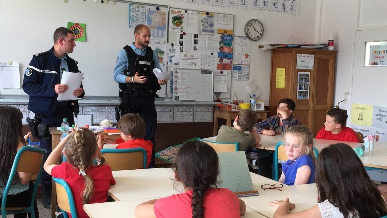 Les élèves de CM échangent avec les gendarmes.