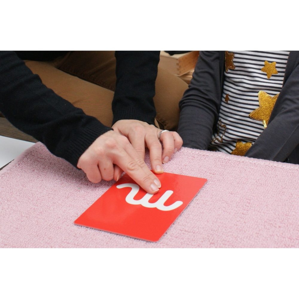 Donner le son des lettres aux enfants.